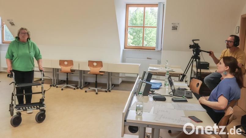 Den Rollator brauchte Anna Winzinger (links) als Requisite für ihr Vorspiel. Produzentin Christina Baumer (rechts) und Kameramann Christian Kreil waren angetan vom Auftritt. Bild: Susanne Forster