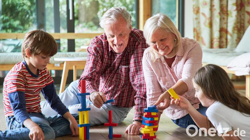 Für viele Großeltern ist der Umgang mit ihren Enkeln wichtig. Auch die Enkel profitieren von diesen familiären Bindungen. Nicht selten leiden beide, wenn Eltern den Kontakt zwischen Großeltern und Enkeln verbieten. Bild: Robert Kneschke / stock.adobe.com