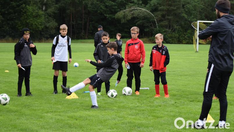 Fußball-Ferienprogramm beim 1. FC Schmidgaden: Bei der Prüfung durfte jeder Teilnehmer zeigen, dass er mit dem Ball umgehen kann. Bild: Wesnitzer/exb