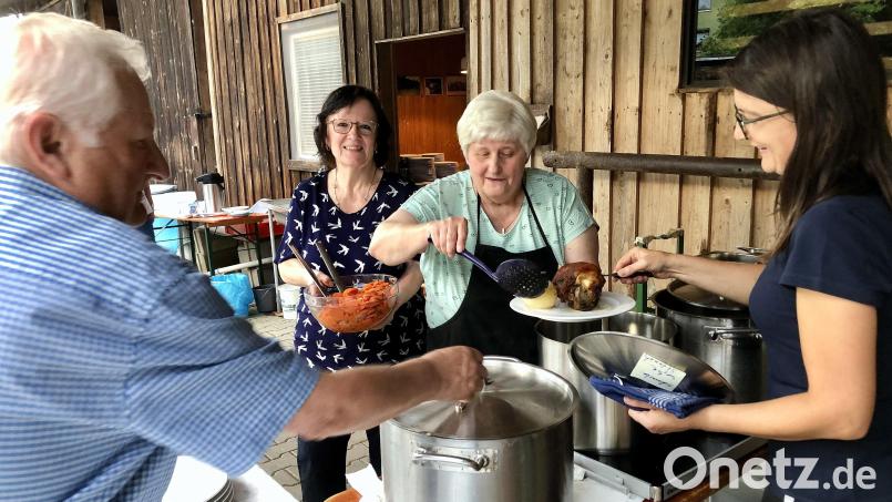 Traditioneller Wildschweinbraten und knusprige Schweinshaxen erfreuten sich beim Stodlfest der CSU Störnstein wieder größter Beliebtheit. Bild: bgm