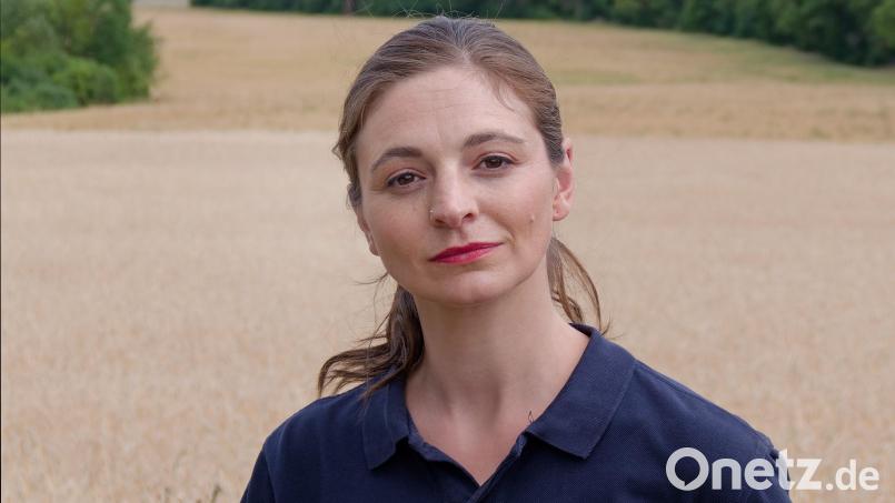 Im Kinofilm „Hundslinger Hochzeit“, für den aktuell im Landkreis Tirschenreuth die Dreharbeiten laufen, mimt Barbara Weiß die Dorfpolizistin Nadine. In dieser Rolle kann sie vor der Kamera auch einmal Dialekt sprechen. Bild: Norbert Grüner