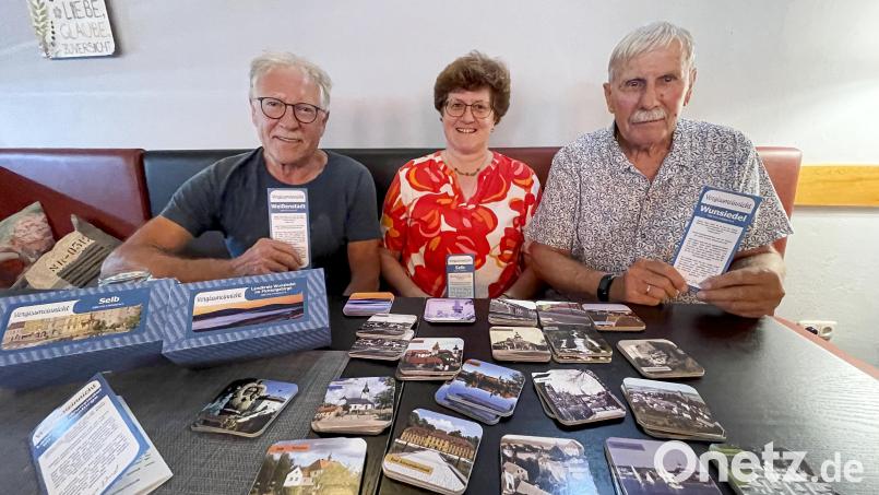 Druckerei-Unternehmer Heinz Späthling, Spiele-Erfinderin Anja Durst und der Kreis-Seniorenbeauftragte Konrad Scharnagl (von links) sind stolz auf das Memory-Spiel. Bild: Bäumler/fph
