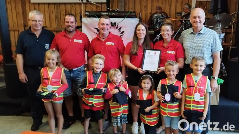 Die Thansteiner Kinderfeuerwehr mit Kreisbrandmeister Reinhold Stangl, Daniel Zitzmann, Tobias Müller, Verena Zitzmann, Mareike Schmidt und Bürgermeister Schauer (von links). Bild: dl