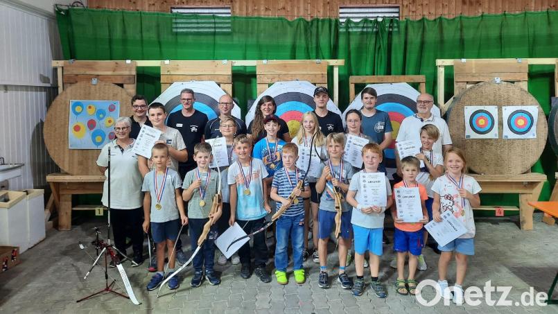 Mit Urkunden und Medaillen belohnte das Team der Schützengesellschaft Waldsassen alle Kinder, die einen Treffsicherheits-Parcours mit fünf Stationen in der Multifunktionshalle durchliefen. Bild: Jürgen Hecht/exb