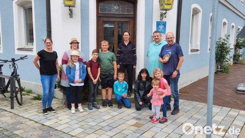 An die Teilnehmer der vom SPD-Ortsverein Waldsassen organisierten digitalen Schnitzeljagd übergab Vorsitzender Hubert Rosner (rechts) am Ende Eisgutscheine als Belohnung. Bild: Helmut Zeitler/exb