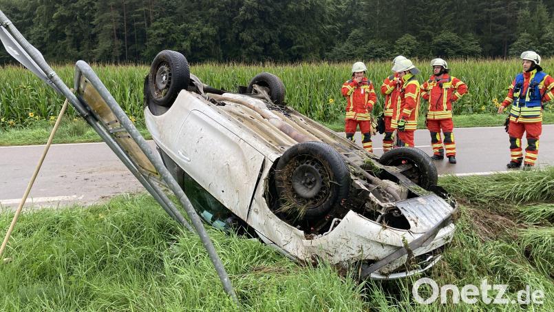 Am Dienstagmorgen ist auf der Kreisstraße AS 35 zwischen Illschwang und Schöpfendorf eine 19-jährige Autofahrerin von der Fahrbahn abgekommen. Bild: Polizei Sulzbach-Rosenberg/exb