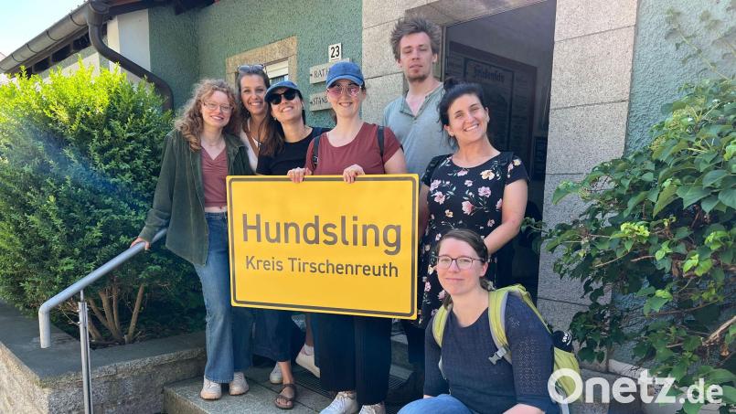 Die aus Wiesau stammende Schauspielerin Christina Baumer (Mitte) dreht mit &quot;Hundslinger Hochzeit&quot; ihren ersten Kinofilm. Hundsling ist ein fiktives Dorf im Landkreis Tirschenreuth. Das Bild zeigt Christina Baumer mit Nadja Konetzi (Produktionskoordinatorin), Louisa Wagener (Regieassistenz), Natalia Mamaj (Kamera), Max Seuss (Motiv-Aufnahmeleiter), Lisa Grötsch (Set-Aufnahmeleiterin) und Linda Hofmann (Szenenbild, von links). Bild: Stonewood-Film