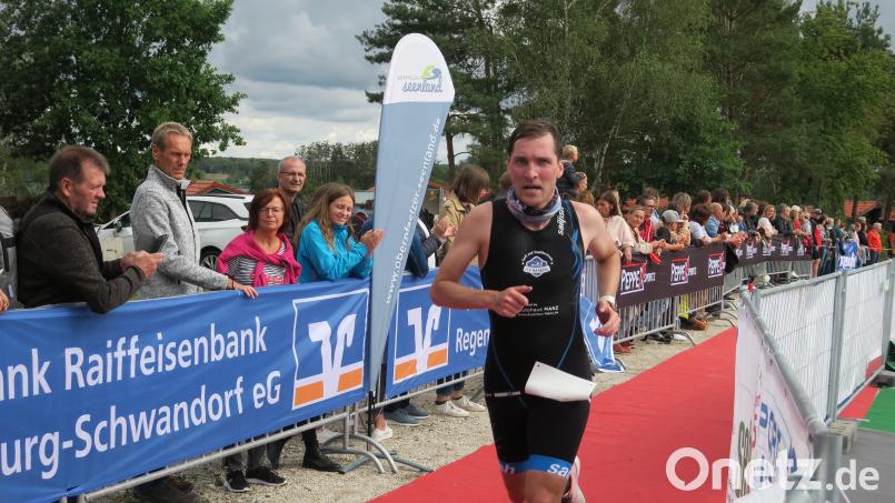 Zahlreiche Zuschauer werden beim 6. Seenland-Triathlon am 10. September die Akteure wie im Vorjahr am Zieleinlauf empfangen. Archivbild: Hirsch