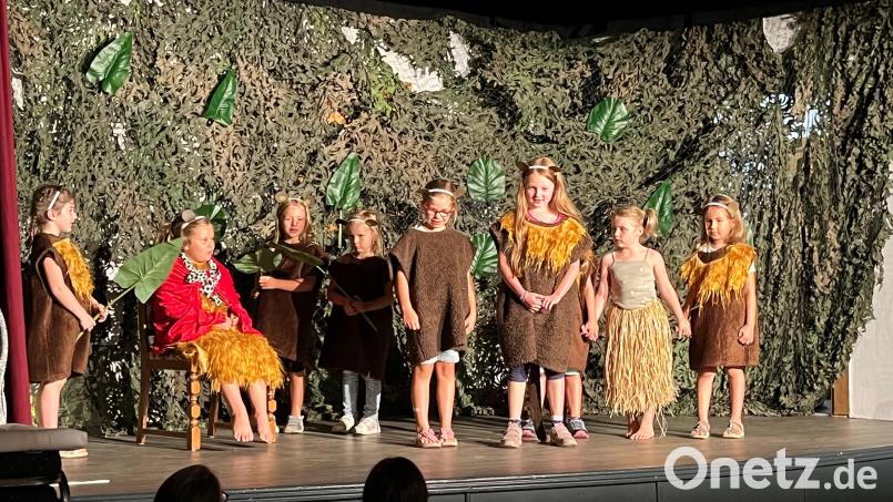 Bei einem Ferienprogramm des Theatervereins Dorfbühne Waidhaus studieren Kinder verschiedene Szenen, inspiriert vom Dschungelbuch, ein und zeigen schließlich Eltern und Geschwistern ihr Können auf der Bühne. Bild: Nicole Hoch/exb