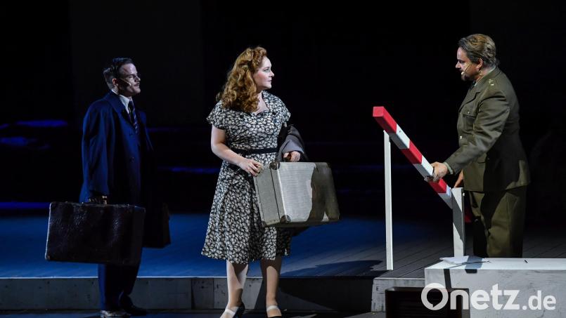 Polizist Stanislav Liška (r., Mischa Mang), genannt Standa, weist den Flüchtenden den Weg - gezwungenermaßen ins Verderben. Bild: Luisenburg-Festspiele/FLO MIEDL