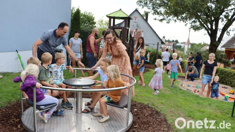 Die Rutschbahn, die Wippe, die Netzschaukel und das Karussell auf dem neugestalteten Spielplatz sind ganz nach dem Geschmack der Kinder. Bild: gru