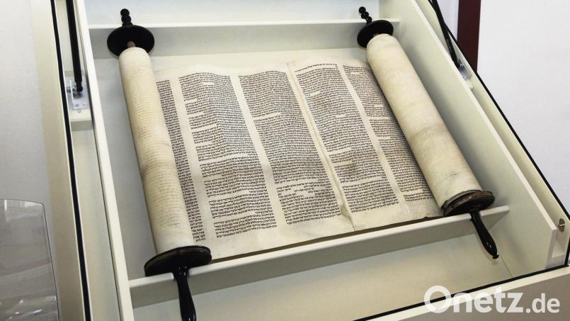 Die wiederentdeckte Sulzbacher Thora-Rolle konnte vor ihrer Restaurierung in Israel für einige Monate in der Sulzbacher Synagoge besichtigt werden. Archivbild: bmr