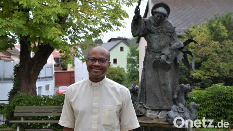 Noch bis zum 11. September ist der 47-jährige Pater Camille Coovi Sessou aus dem Benin als Urlaubsvertreter von Pater Benedikt Leitmayr in Konnersreuth tätig. Das Foto entstand beim Pater-Liberat-Weiß-Brunnen vor der Pfarrkirche. Bild: jr