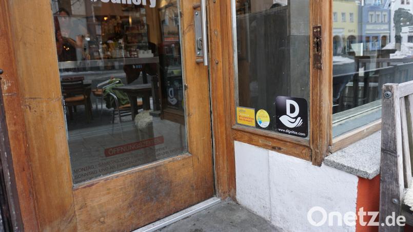 2017 war er noch frisch, jetzt kann er ab: der Dignitos-Aufkleber bei der &quot;Beanery&quot; in Weiden. Archivbild: jut