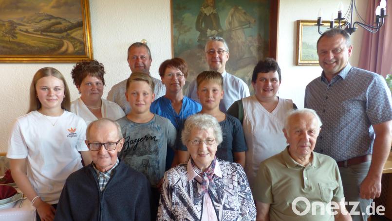 Erna Rieder (Mitte, sitzend) feierte ihren 85. Geburtstag. Es gratulierten: Ihre älteren Brüder Eduard (rechts, sitzend) und Johann (links, sitzend), Pfarrer Adam Nieciecki, Bürgermeister Anton Kappl, Wirtin Irmgard Maier, Hoferbe Robert Rieder mit Familie und der Erstgeborenen Angelika Lippert. Bild: sl