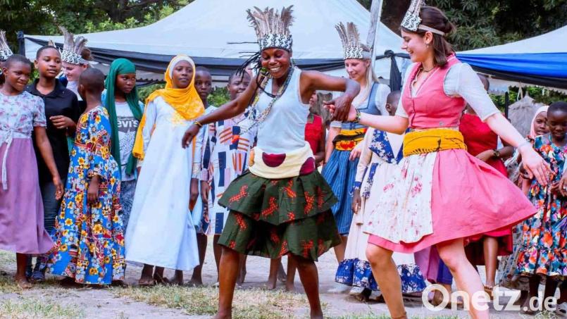 Bayern trifft Tansania: Beim Kulturtag lernen die Frauen traditionelle Tänze und Bräuche kennen. Bild: gz
