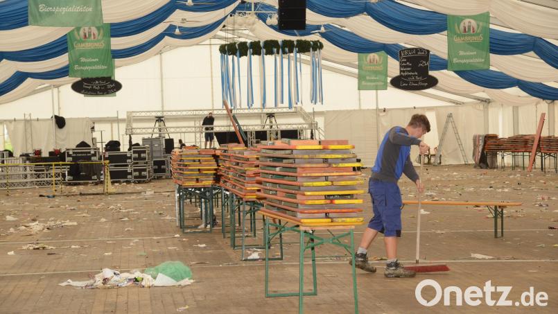 Wenige Stunden nach dem Ende der Flosser Kirwa beginnt das große Aufräumen im Festzelt. Bild: bey