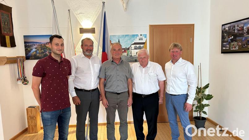 Der neue Leiter des Ordnungs- und Standesamts, Sven Gerlach, Nabburgs Bürgermeister Frank Zeitler, Reinhard Schlosser, Gutenecks Bürgermeister Hans Wilhelm und Altendorfs Bürgermeister Markus Schiesl (von links) waren beim Amtswechsel dabei. Bild: Marko Pammer/exb