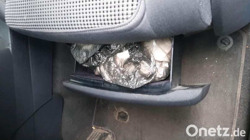 Das Schmuggelversteck im Auto des Beschuldigten. Bild: Zoll Regensburg