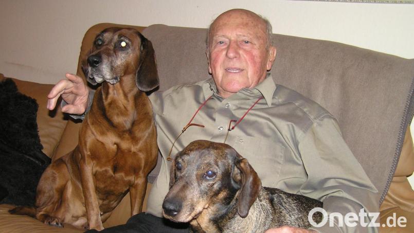 Der Zahnarzt und ehrenamtlich viel engagierte Dr. Karl Perzl ist tot. Das Bild mit seinen beiden Hündinnen entstand anlässlich seines 90. Geburtstags. Archivbild: Adolf Beckert