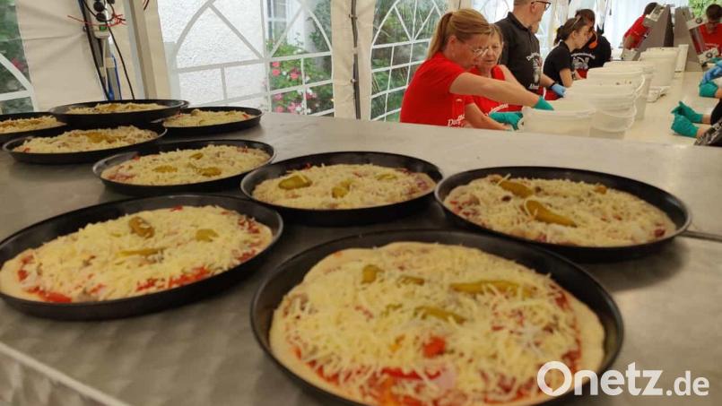 Der gute Ruf verpflichtet: An guten Zutaten für Teig und Belag hatten die Altendorfer auch heuer nicht gespart, und so hatte das Pizzafestteam wieder alle Hände voll zu tun, um den Appetit der zahlreichen Besucher zu stillen. Bild: bjp