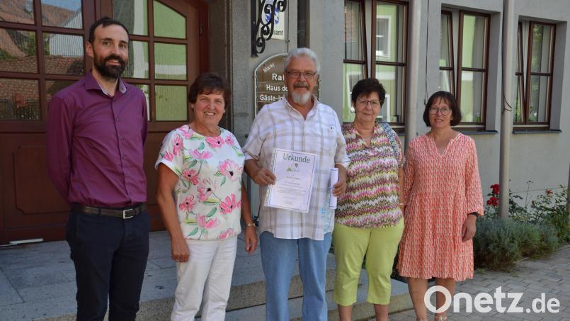 Bürgermeister Armin Bulenda (links) ehrt Peter Bosse für den 55. Aufenthalt im Ferienort Moosbach. Dazu gratuliert auch Touristikchefin Claudia Rieß (rechts). Vermieterin Erna Enslein (Zweite von links) begleitet die Urlaubsgäste. Bild: gi