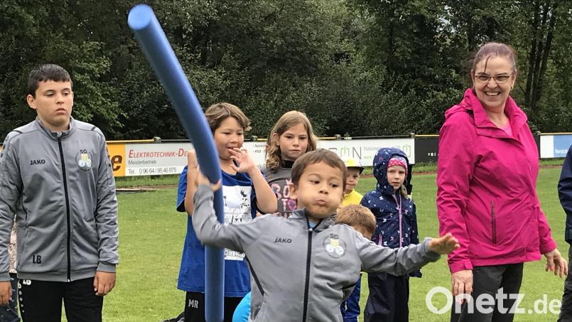 Voller Einsatz beim Speerwerfen mit der Schwimmnudel. Claudia Graf (rechts) verfolgte die Versuche begeistert. Bild: mma