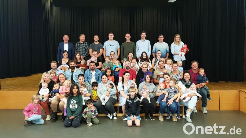Die im ersten Halbjahr 2023 in Kümmersbruck geborenen Kinder mit ihren Eltern und Geschwistern beim Empfang mit Bürgermeister Roland Strehl (hinten links). Bild: Susanne Rotsch/exb