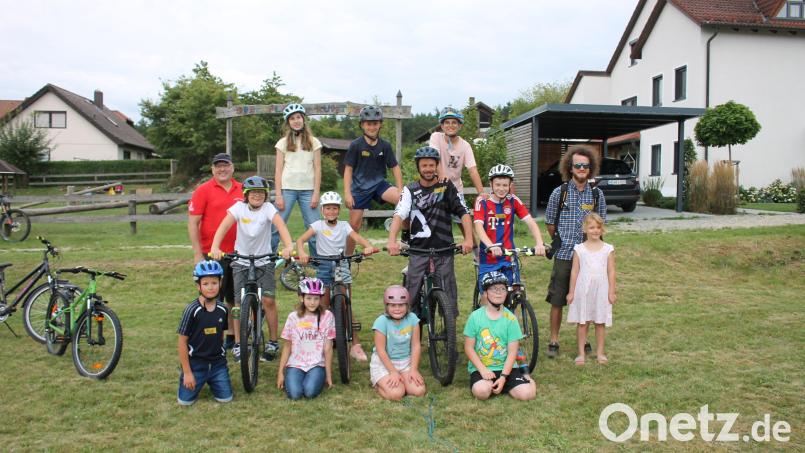 Mit einer kleinen &quot;Pyramide&quot; beschlossen die Teilnehmer des &quot;kunterbunten&quot; Spielnachmittags und ihre Betreuer vom Kurbersdorfer Spielplatzteam die vergnügliche gemeinsame Zeit. Federführend bei der Programmgestaltung war Christian Prösl (auf zweitem Fahrrad von rechts). Bild: bjp