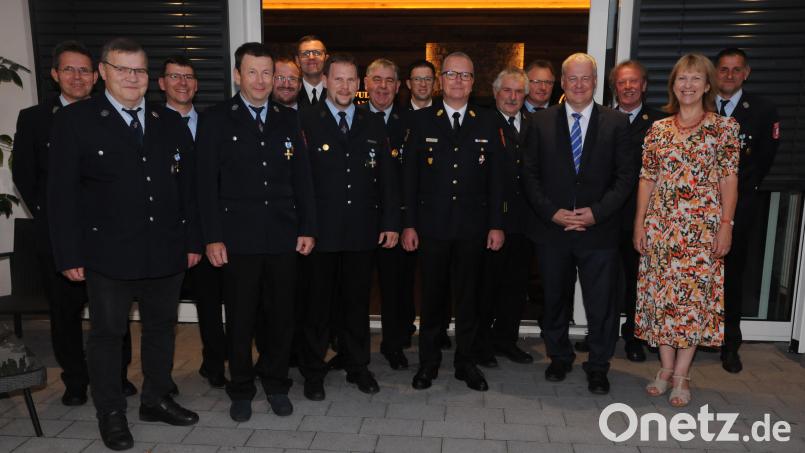 Aus dem Birgland ehrte Landrat Richard Reisinger (Vierter von rechts) acht Aktive der Wehren Poppberg und Sunzendorf. Mit im Bild die Führungskräfte aus den Orts- und Landkreisfeuerwehren sowie Bürgermeisterin Brigitte Bachmann (Zweite von rechts). Bild: ge