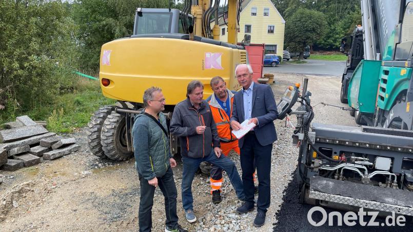 Besichtigung der Baustelle Kegelgasse: Bürgermeister Peter König (rechts) ist zufrieden. Bild: Gemeinde Neusorg/exb