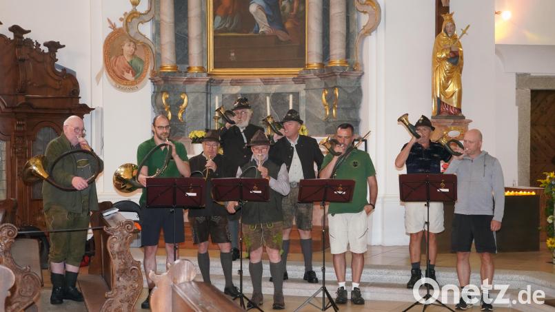 Die Gungoldinger Jagdhornbläser umrahmen den Pilgergottesdienst in der Wallfahrtskirche Mariä Heimsuchung auf dem 801 Meter hohen Fahrenberg nach 85 Kilometer Fußwegstrecke musikalisch. Bild: fvo