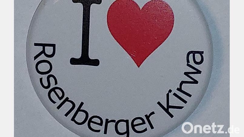 Seine Liebe zur Kirwa trägt der Rosenberger gerne zur Schau, zum Beispiel mit solchen Buttons. Bild: mfh