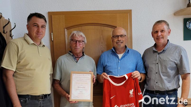 Die Ehrenmitgliedschaft der SpVgg Weigendorf zum 70. Geburtstag: (von links) Vorsitzender Marco Schwab, der Jubilar Helmuth Lukes, Ehrenamtsbeauftragter Roland Prühäuser und Zweiter Vorsitzender Klaus Pickel. Bild: Thomas Lukes/exb
