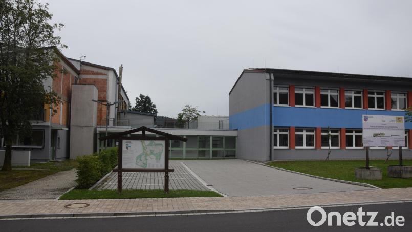 Die Lücke zwischen der Turnhalle (links) und dem Hauptgebäude (rechts) der Grundschule soll baulich geschlossen werden. Steigende Schülerzahlen und die Ganztagsbetreuung sind mit die Beweggründe. Kosten von 1,5 Millionen Euro sind veranschlagt. Bild: fz