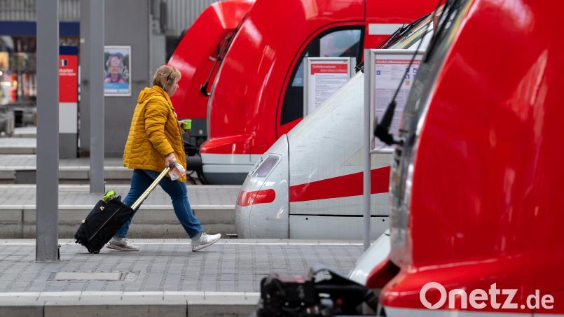 Zugfahrer, die aus Nürnberg zum Münchner Flughafen wollen, haben es ab Dezember 2024 leichter: Der überregionale Flughafenexpress soll dann auch Parsberg, Neumarkt und den Nürnberger Hauptbahnhof anfahren. Bild: Sven Hoppe/dpa