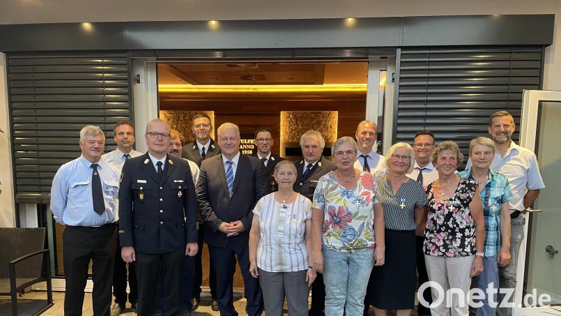 Auszeichnungen erhielt die gemischte Mannschaft der Feuerwehr Lehendorf von Landrat Richard Reisinger (Sechster von links) und Kreisbrandrat Christof Strobl (Dritter von links). Rechts Etzelwangs Bürgermeister Roman Berr. Bild: ge