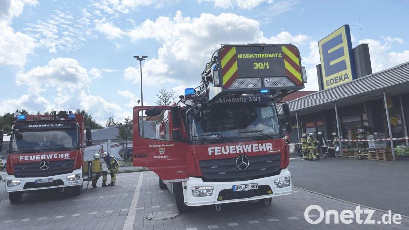 Innerhalb weniger Minuten trafen die Rettungskräfte beim Supermarkt ein und hatten das Geschehen jederzeit unter Kontrolle. Eine Tiefkühltruhe hatte Feuer gefangen. Bild: Bäumler/fph