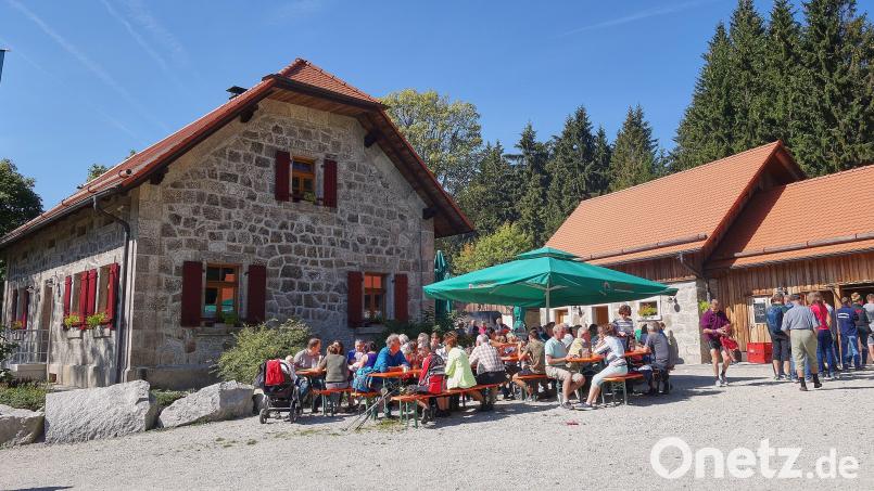 Beim Waldhausfest erwarten die Besucher kulinarische Leckerbissen und ein abwechslungsreiches Programm mitten in der idyllischen Natur des Naturparks Steinwald. Bild: Steinwald-Allianz/exb