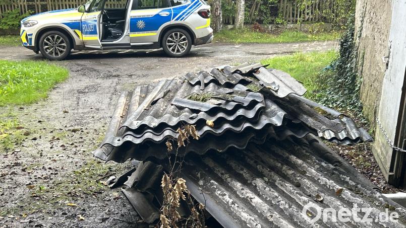 Unbekannte haben in Sulzbach-Rosenberg mehrere Eternitplatten illegal entsorgt. Bild: Polizeiinspektion Sulzbach-Rosenberg