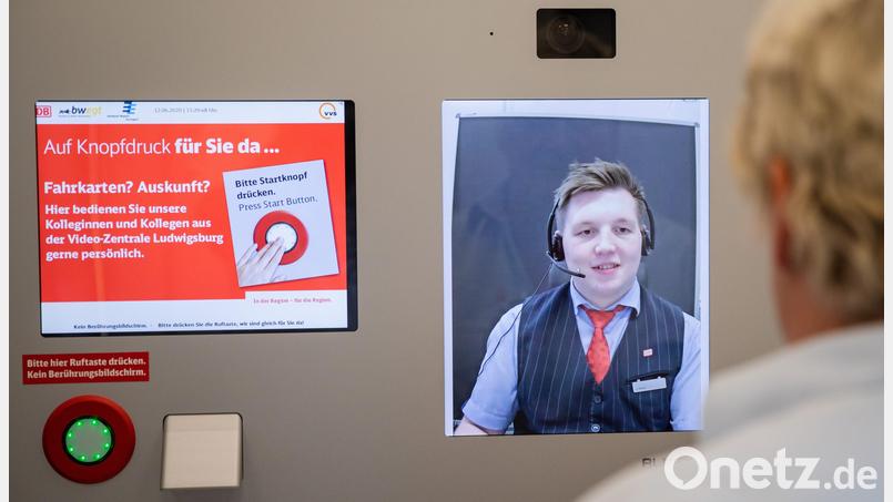 Eine Frau spricht in einem Reisezentrum der Deutschen Bahn per Videoschalte mit einem Mitarbeiter und lässt sich beraten. Eine ähnliche Lösung soll es auch für den Schwandorfer Bahnhof geben. Symbolbild: Christoph Schmidt/dpa