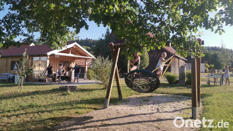 Die im Jahr 2017 errichtete Dorfscheune mit Kinderspielplatz bildet den Mittelpunkt der Dorfgemeinschaft und dient den &quot;Schönauern&quot; als Vereinsheim Bild: wel