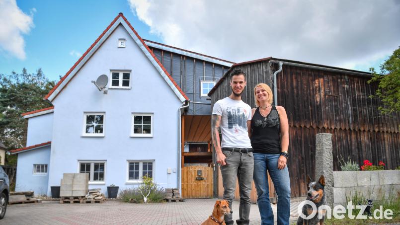 Nikola und Mario Fahlandt renovieren in Seedorf bei Schirnding einen Hof. Bild: Florian Miedl/fph