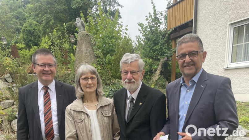 Neben der Familie, Sohn, Schwiegertochter und weiteren Verwandten und Freunden gratulierten Pfarrer Ferdinand Weinberger (links), Bürgermeister Franz Tauber (rechts), sowie der Gesangverein Edelweiß, dem Jubelpaar, verbunden mit den besten Wünschen für noch viele gute, gemeinsame Jahre. Bild: M. Prechtl/exb