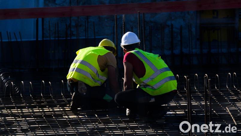 Bauarbeiter auf der Baustelle eines Mehrfamilienhauses. Die Schwäche der Branche wirkt sich aktuell noch nicht auf den Kräftebedarf im Landkreis Schwandorf aus. Bild: Julian Stratenschulte/dpa