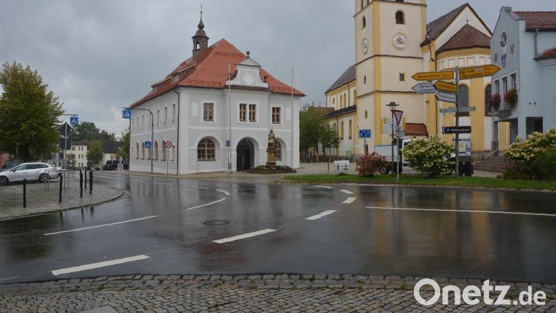 Die Mitterteicher Ortsdurchfahrt ist nach der abgeschlossenen Neuasphaltierung im Kreuzungsbereich Marktplatz/Bachstraße wieder offen. Bild: jr