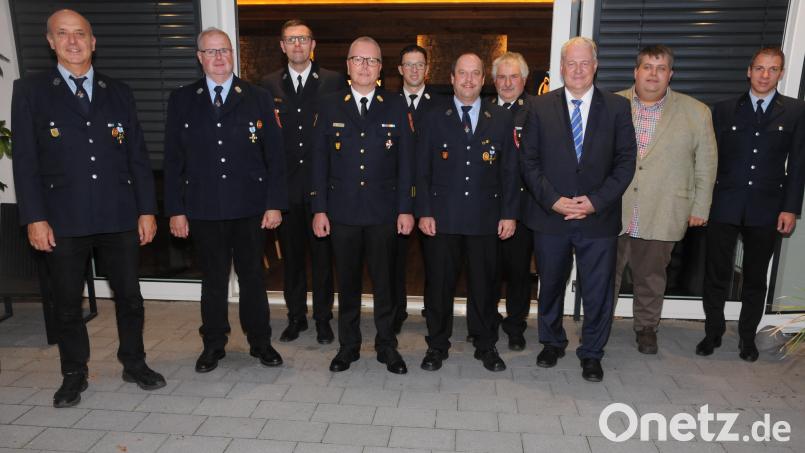 Die ausgezeichneten Illschwanger Feuerwehrleute mit Landrat Richard Reisinger (Dritter von rechts), Kreisbrandrat Christof Strobl (Vierter von links), Kreisbrandinspektor Hans Sperber (Vierter von rechts), Kreisbrandmeister Norbert Sperber (Fünfter von links) und Bürgermeister Dieter Dehling (Zweiter von rechts). Bild: ge