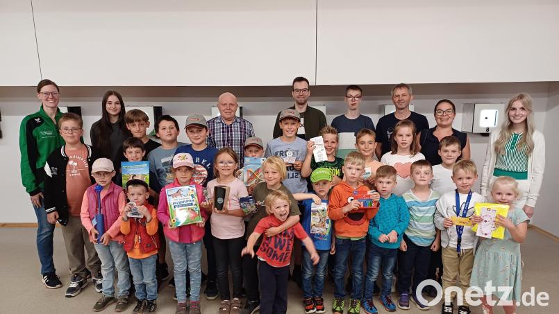 23 Kinder beteiligten sich an der Ferienprogramm-Aktion des Schützenvereins Großensees. Über das Interesse freuten sich (von links) Jugendleiterin Christine Gradl, Vorsitzender Helmut Kipferl, Jugendleiter Josef Haberkorn und Jugendbeauftragte Tanja Wettinger. Bild: Gemeinde Leonberg/exb