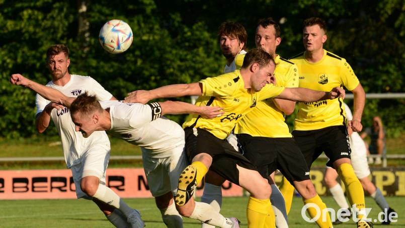 Sie geben alles, die Spieler des SV Pullenried (gelbe Trikots): Doch für sie gab es beim TSV Detag Wernberg überhaupt nichts zu holen. 0:8 hieß es am Ende. Bild: ham