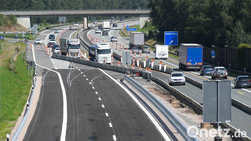Auf der A93 im Bereich Weiden wird unter anderem der Fahrbahnbelag erneuert. Deshalb ist die Autobahn in Fahrtrichtung Regensburg derzeit nur einspurig befahrbar. Bild: Gabi Schönberger